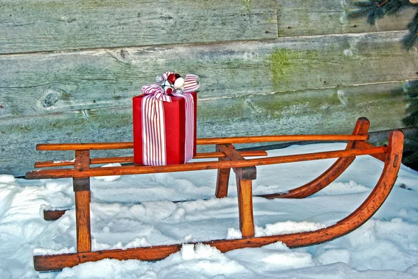 复古雪橇上的礼物 — 图库照片
