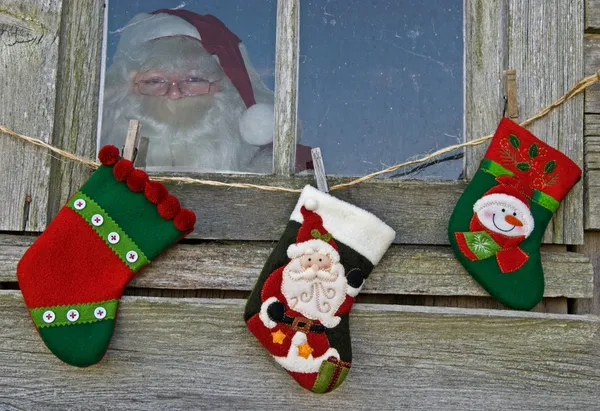 Санта-Клаус в окне мастерской — стоковое фото