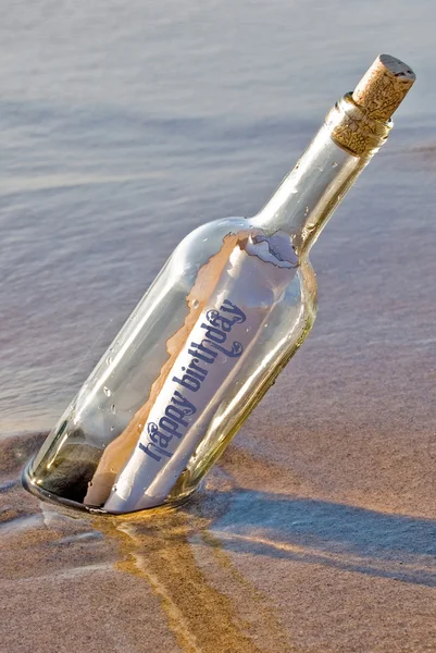 Födelsedag flaska på stranden — Stockfoto