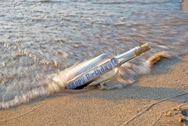 Bottiglia di compleanno spiaggiata — Foto Stock