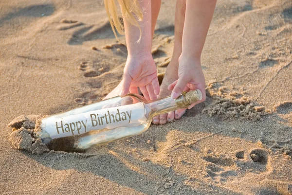 Bouteille anniversaire sur la plage — Photo