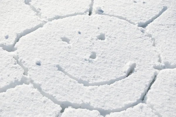Faccia sorridente di sole nella neve — Foto Stock
