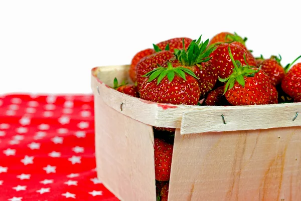 Låda med färska jordgubbar — Stockfoto