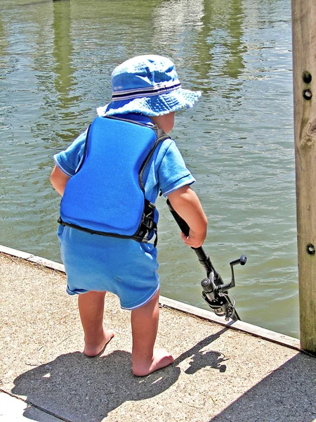 Niño pequeño pesca azul — Foto de Stock