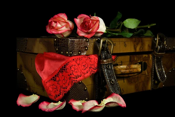 Rode lingerie in oude koffer — Stockfoto