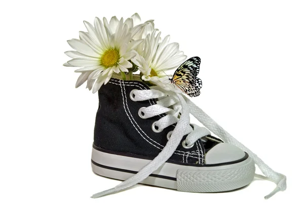 Spor ayakkabı üzerinde Kelebek — Stok fotoğraf