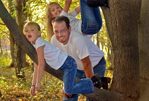 Papá con hijas — Foto de Stock