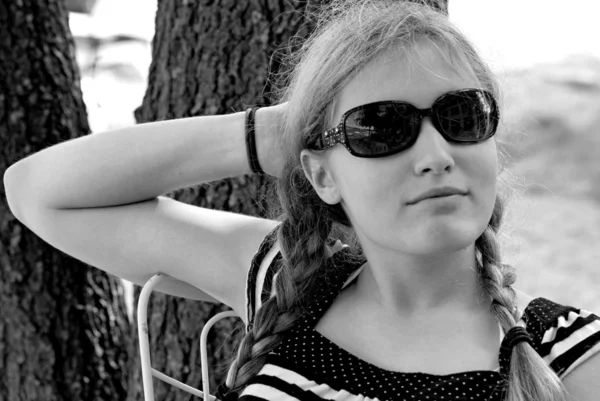 Tonåring i solglasögon — Stockfoto