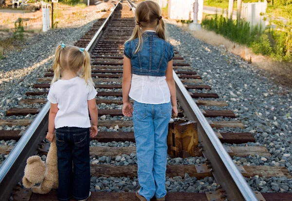 Barnen på järnvägen spår — Stockfoto