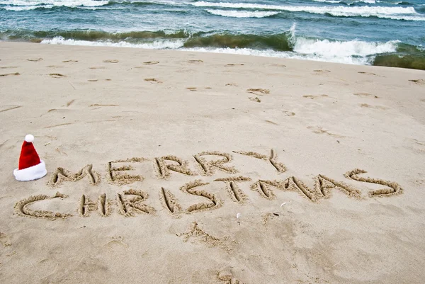 メリー クリスマス、ビーチで書かれました。 — ストック写真