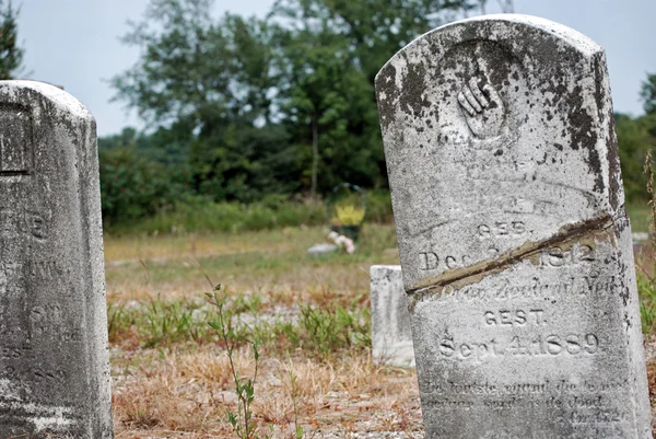 Cracked tombstone — Stock Photo, Image