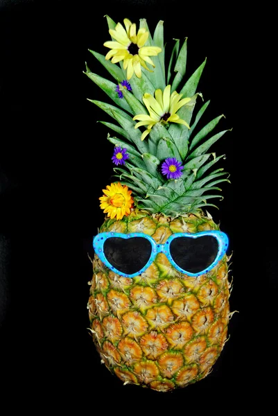 Zonnebril op een ananas — Stockfoto
