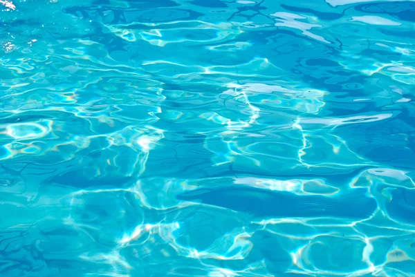 Вода из бирюзового бассейна — стоковое фото
