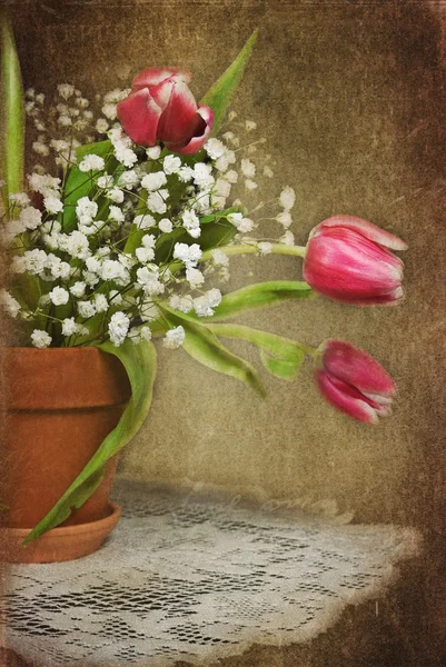 Ramo de tulipanes en maceta de barro — Foto de Stock
