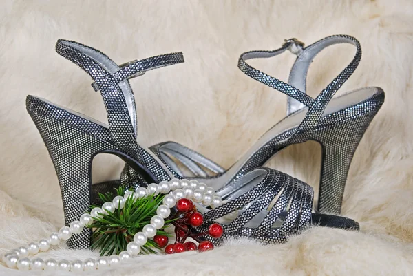 Sapatos de prata com pérolas — Fotografia de Stock