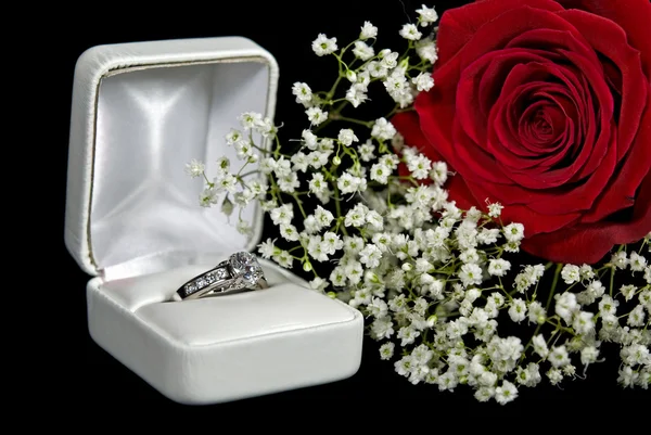 Алмазное обручальное кольцо в коробке — стоковое фото
