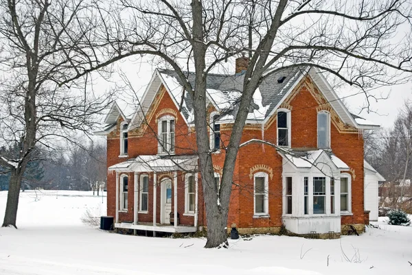 Vintage house i vinter — Stockfoto