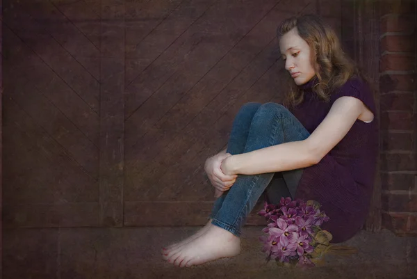 Deprimido adolescente com buquê violeta — Fotografia de Stock