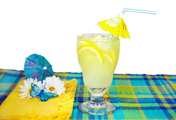 Летний лимонад с маргаритками — стоковое фото