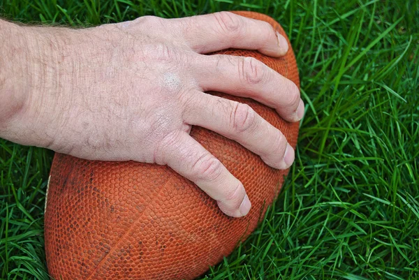 Man's hand over voetbal — Stockfoto