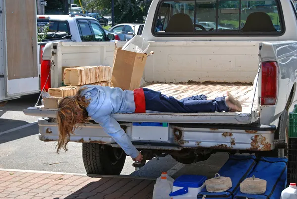 Дівчина лежить на багажнику — стокове фото