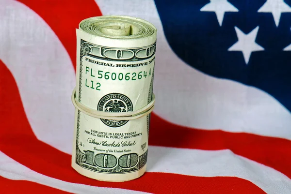 Pakje van contant geld op vlag — Stockfoto