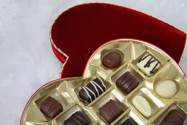 Cioccolatini di San Valentino nella scatola del cuore — Foto Stock