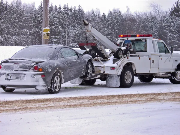Tow truck towing a wrecked car — Stock Photo, Image