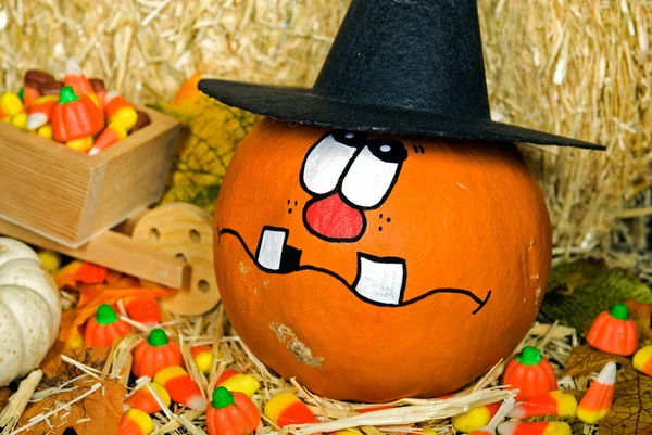 Halloween-Kürbisse mit Hut — Stockfoto