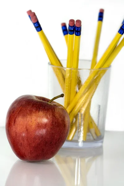 Jablko s žlutým tužky — Stock fotografie