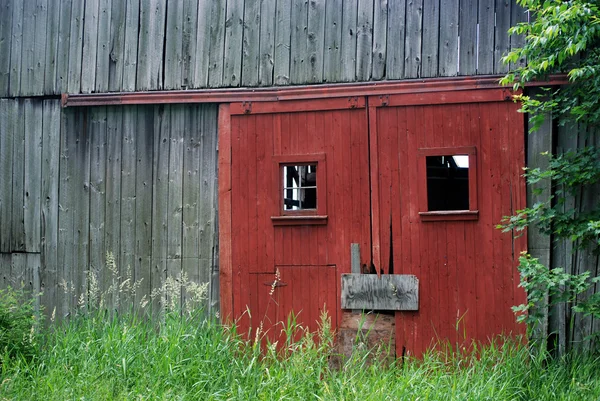 Puerta roja del granero —  Fotos de Stock