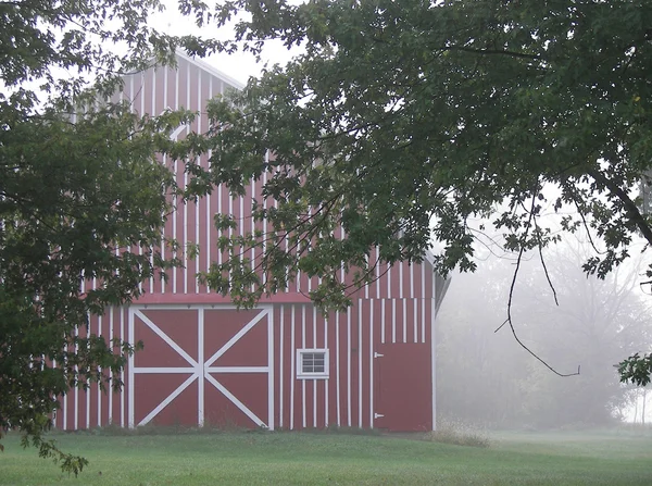 在雾中的红谷仓 — 图库照片