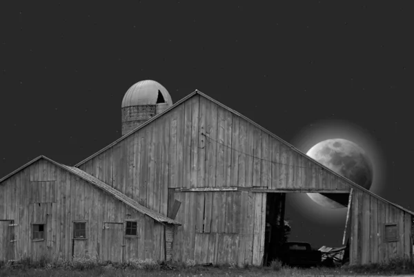 满月在谷仓后面 — 图库照片