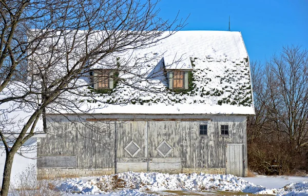 Viejo granero en invierno —  Fotos de Stock