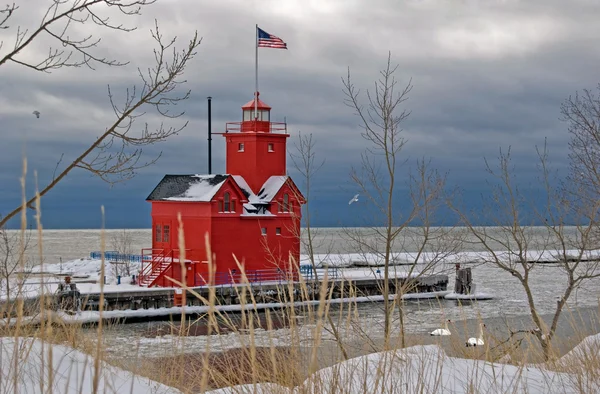 Großer roter Leuchtturm im Winter — Stockfoto