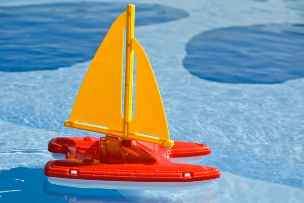 Speelgoed zeilboot in zwembad — Stockfoto