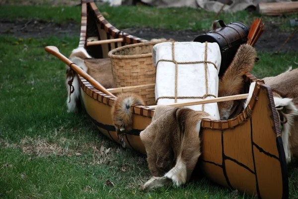 Canoa indiana com peles — Fotografia de Stock