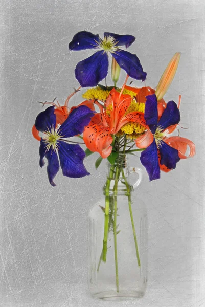 复古玻璃奶瓶里的花 — 图库照片