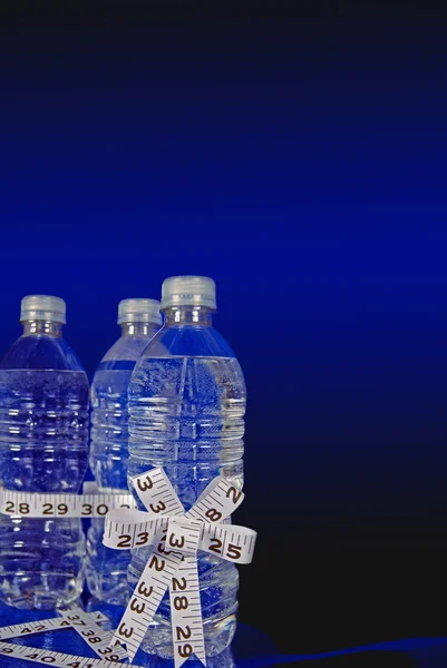 Fita métrica com água de garrafa — Fotografia de Stock