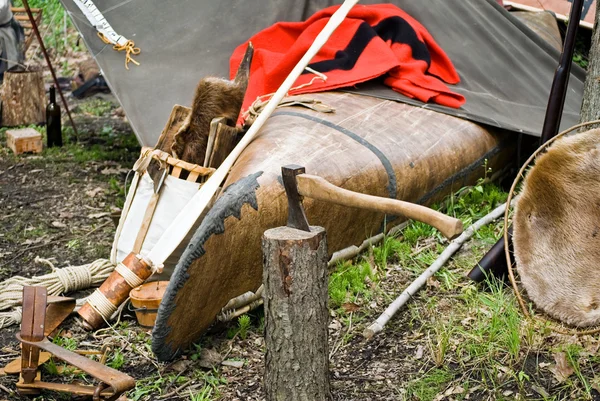 Gamla ax med kanot — Stockfoto