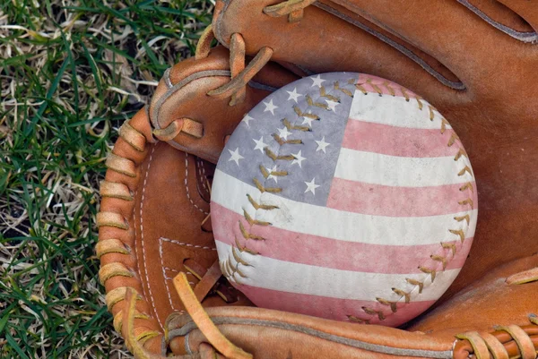 Beisebol patriótico em luva — Fotografia de Stock