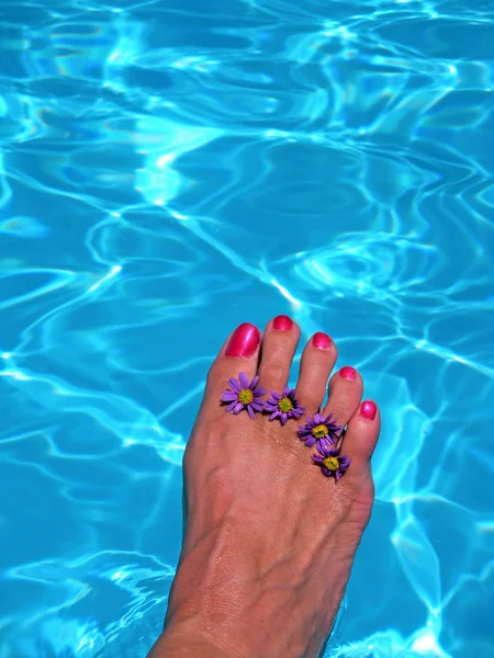 Foot in swimming pool — Stock Photo, Image