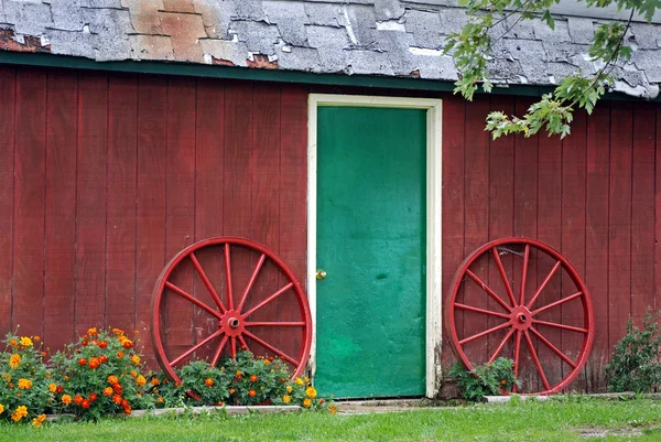 緑の納屋の扉 — ストック写真