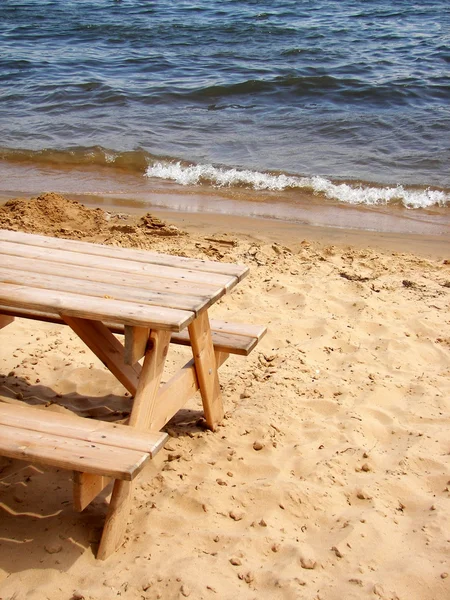 Ξύλινο τραπέζι πικνίκ στην παραλία — Φωτογραφία Αρχείου