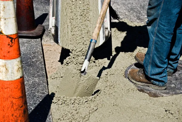 Человек, работающий с мокрым цементом — стоковое фото