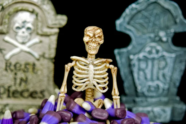 Скелет в кукурудзяних цукерках — стокове фото