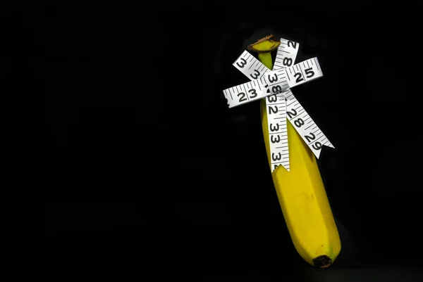 Tape measure bow on banana — Stock Photo, Image