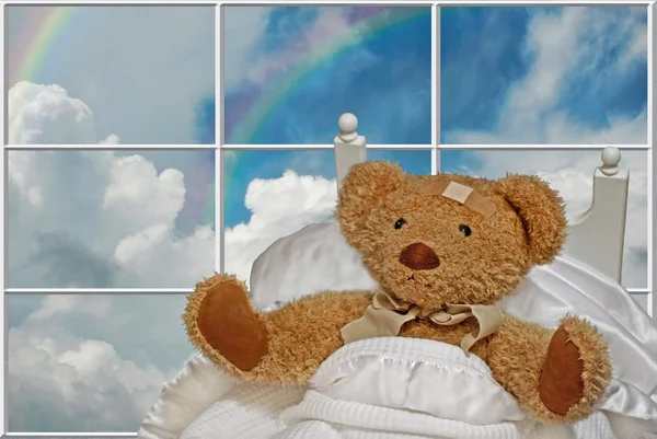 Urso de peluche na cama — Fotografia de Stock
