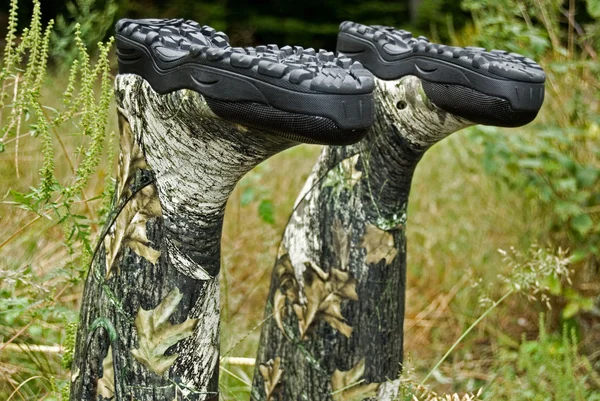 雑草で狩猟用ブーツ — ストック写真