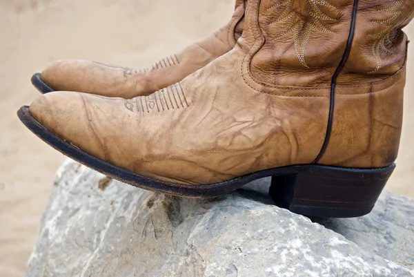 Boots balancing on boulder — Stock Photo, Image